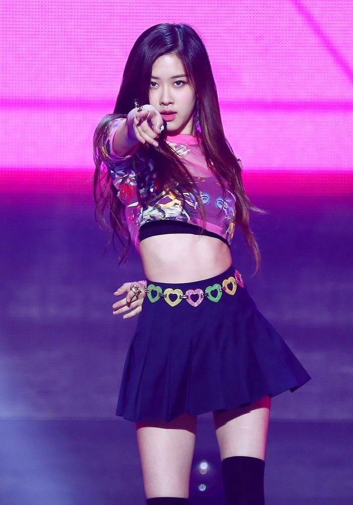 Loạt idol nữ sở hữu vòng hai thon nhỏ khó tin