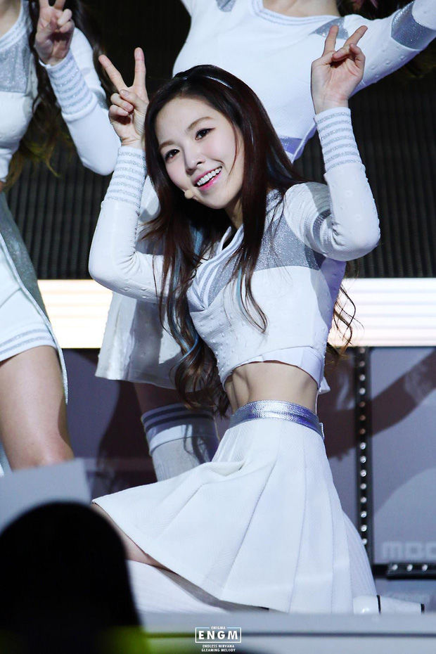 Loạt idol nữ sở hữu vòng hai thon nhỏ khó tin