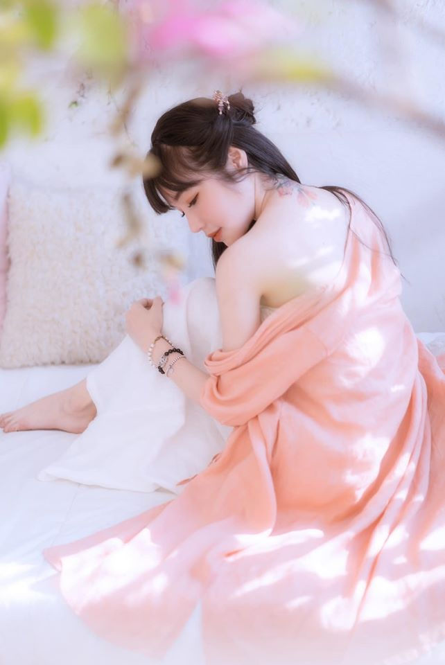 Lý Nhã Kỳ giản dị đi hái rau củ, BB Trần diện xuyên thấu cực gợi cảm