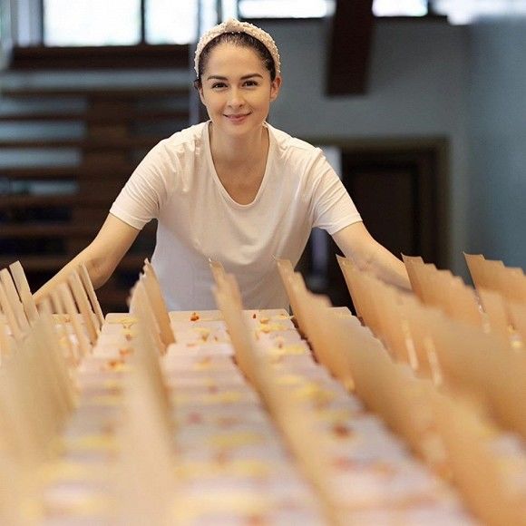 Marian Rivera nấu 200 suất mì tiếp tế đội ngũ y bác sĩ chống dịch