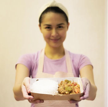 Marian Rivera nấu 200 suất mì tiếp tế đội ngũ y bác sĩ chống dịch