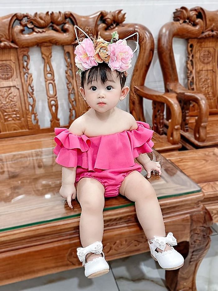 Cô bé được mẹ diện 30 chiếc váy đầm rực rỡ