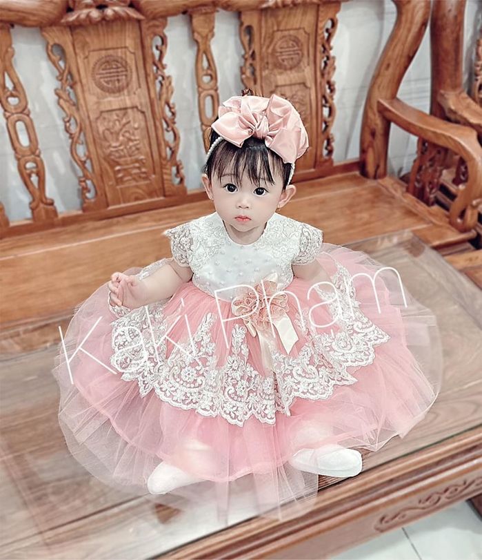 Cô bé được mẹ diện 30 chiếc váy đầm rực rỡ