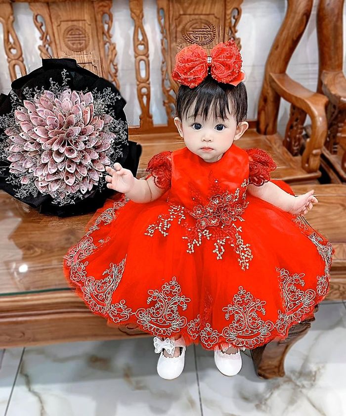 Cô bé được mẹ diện 30 chiếc váy đầm rực rỡ