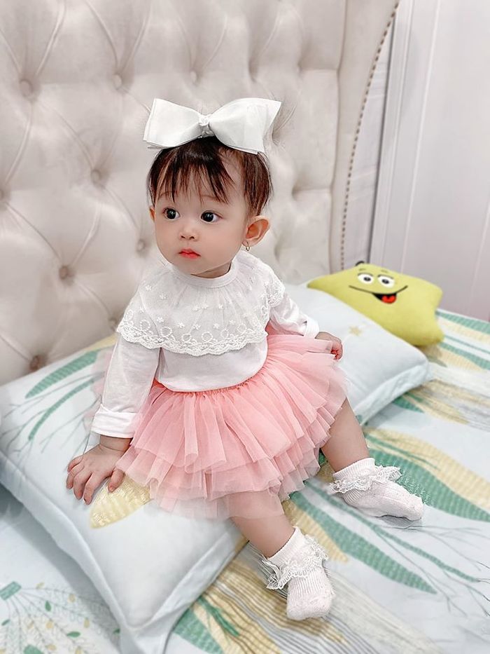 Cô bé được mẹ diện 30 chiếc váy đầm rực rỡ