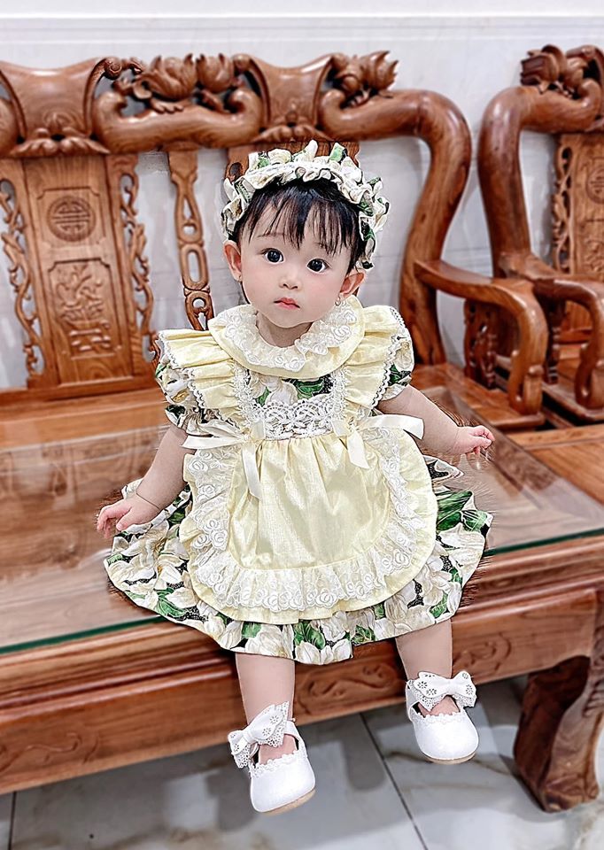 Cô bé được mẹ diện 30 chiếc váy đầm rực rỡ