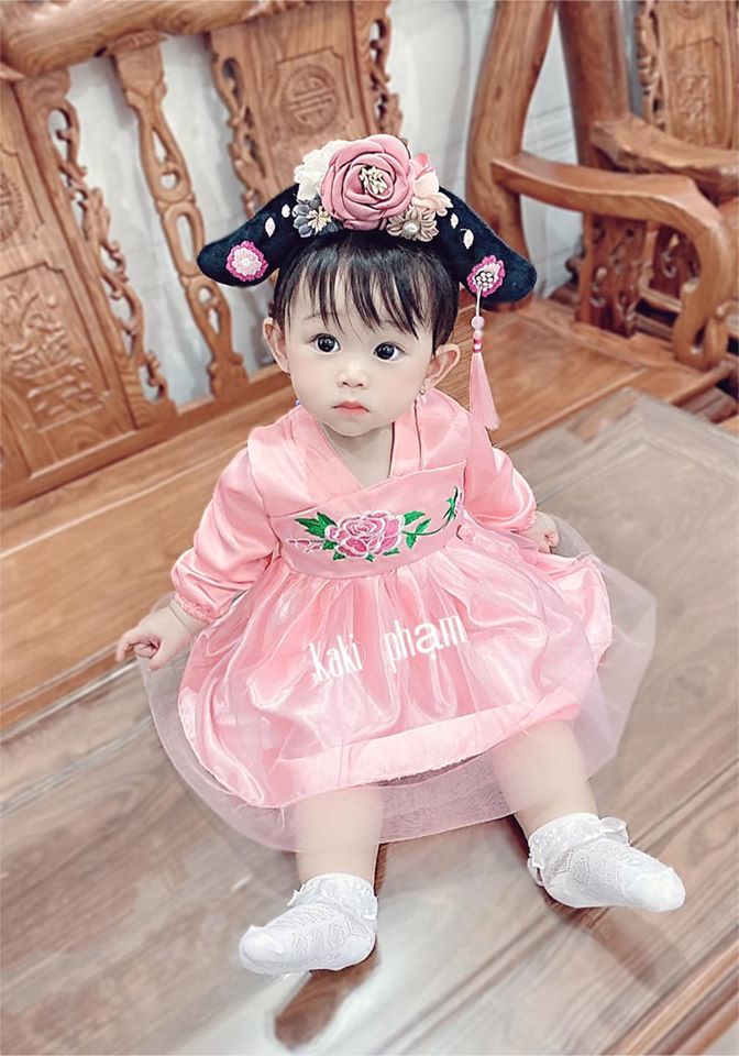 Cô bé được mẹ diện 30 chiếc váy đầm rực rỡ