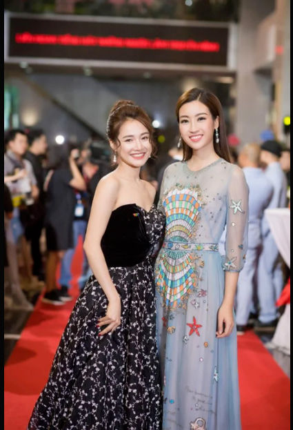 Mỹ nhân Việt đọ sắc chung 1 khung hình: Phạm Hương lép vế trước Hà Hồ