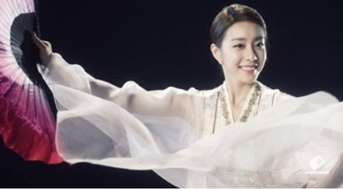 Ngôi sao Giày thủy tinh kết hôn: Xuất thân của vợ khiến fan xuýt xoa
