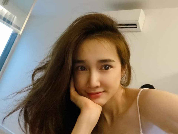 Nhã Phương than thở mất ngủ nhưng nhan sắc đời thường vẫn gây sốt
