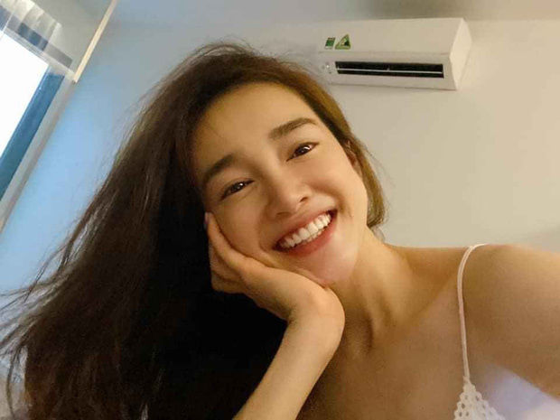 Nhã Phương than thở mất ngủ nhưng nhan sắc đời thường vẫn gây sốt