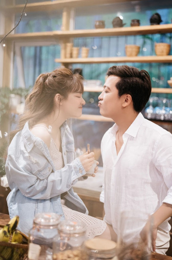 Nhã Phương than thở mất ngủ nhưng nhan sắc đời thường vẫn gây sốt