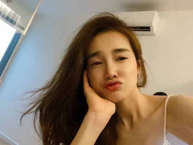 Nhã Phương than thở mất ngủ nhưng nhan sắc đời thường vẫn gây sốt