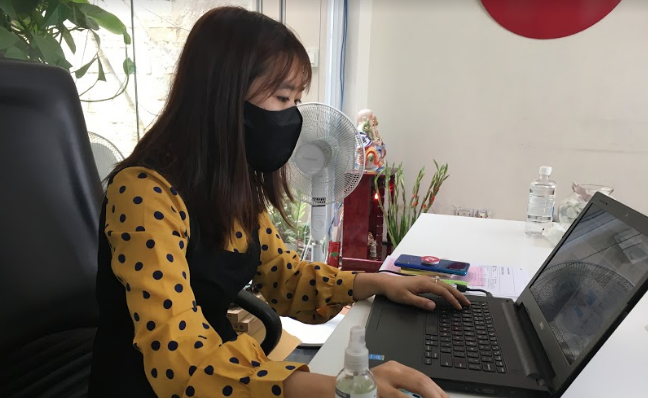 Nhân viên văn phòng xịn xò, mùa dịch bán hàng online có đáng chê cười