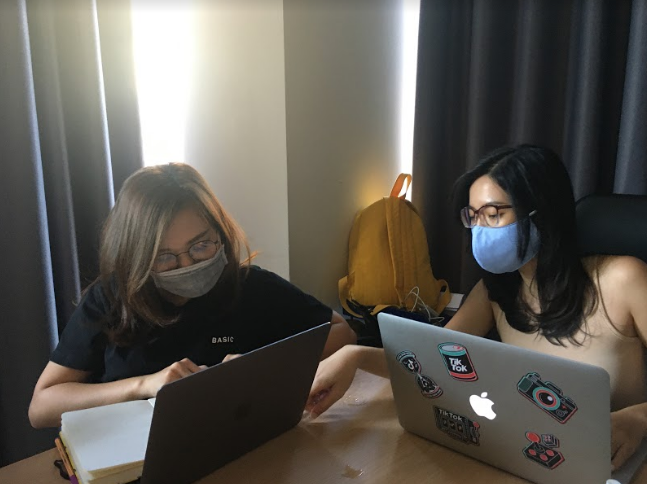 Nhân viên văn phòng xịn xò, mùa dịch bán hàng online có đáng chê cười