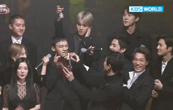 Khoảnh khắc đáng yêu của EXO và Red Velvet