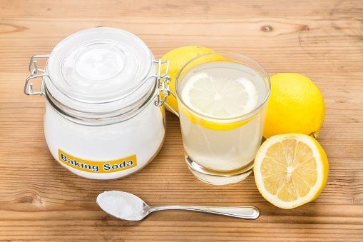 Cách làm sạch quần áo bằng baking soda và keo tóc