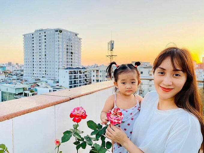Hari Won để lộ phòng ngủ siêu sang, Hà Kiều Anh trẻ trung ở tuổi 44