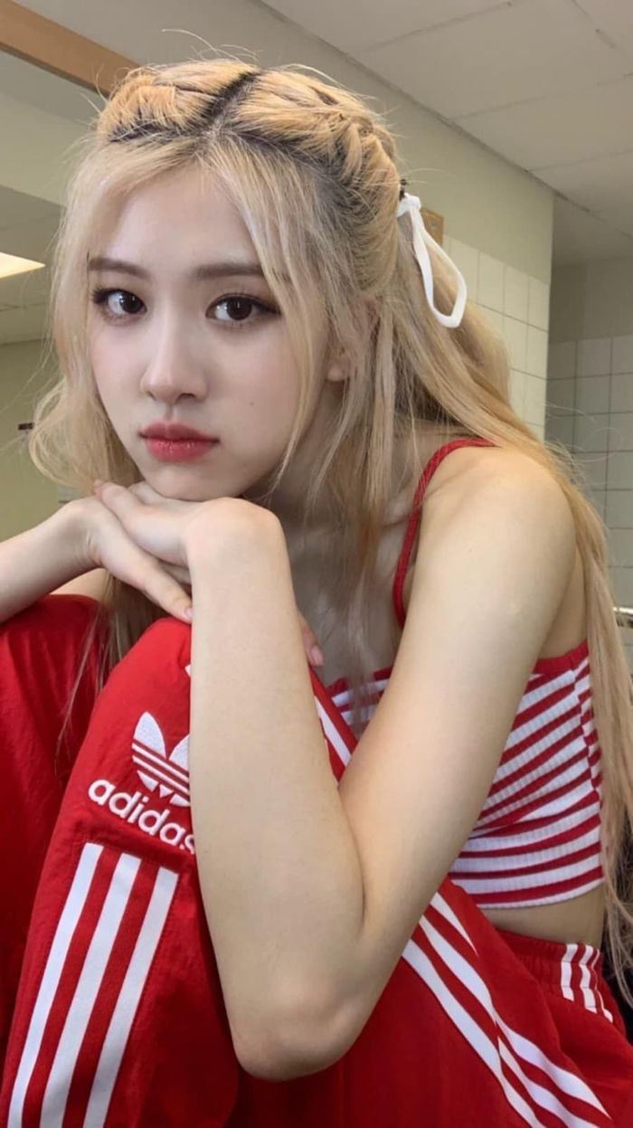 Bạn có bao giờ thắc mắc về các kiểu tóc của Rosé (BLACKPINK) trong những buổi trình diễn? Hãy đến và xem hình ảnh của cô ấy để thấy một diện mạo thật đỉnh cao và thật ấn tượng. Nhanh tay đến và trải nghiệm những cảm xúc hồi hộp và thú vị khi chiêm ngưỡng những kiểu tóc đẹp nhất của Rosé.