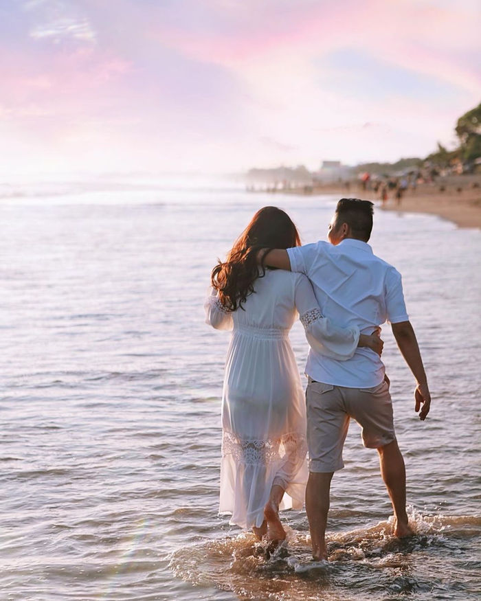 Vợ chồng Đông Nhi nắm tay đi siêu thị, Quyền Linh khoe mâm cơm đạm bạc