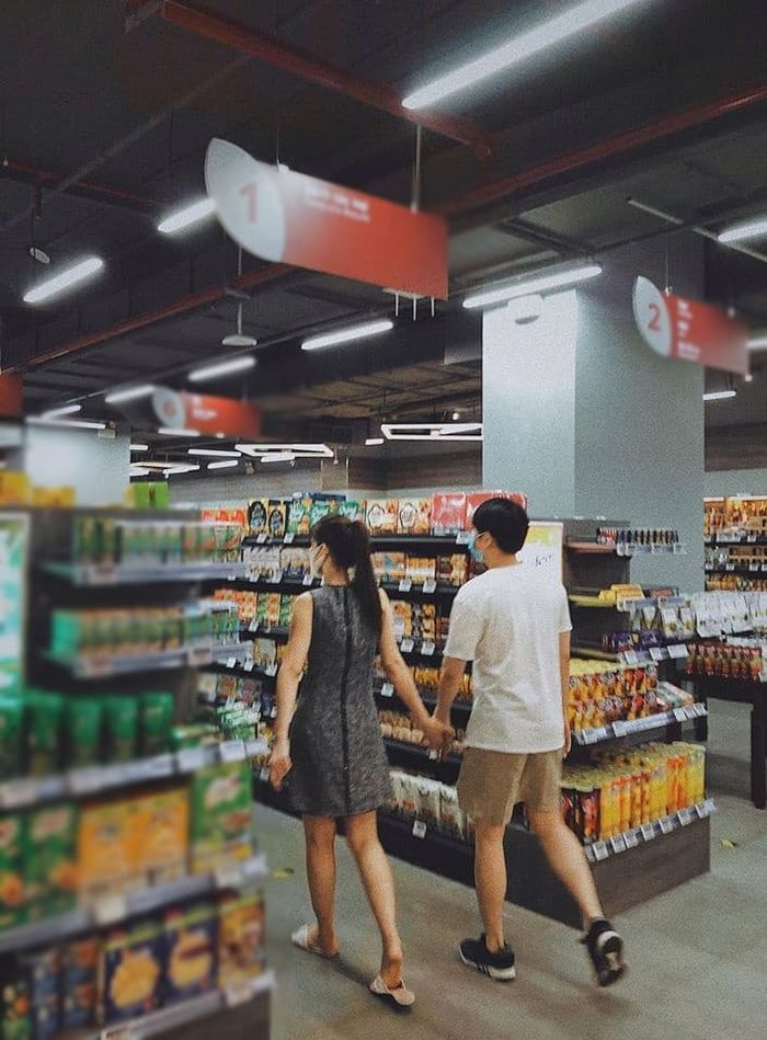 Vợ chồng Đông Nhi nắm tay đi siêu thị, Quyền Linh khoe mâm cơm đạm bạc