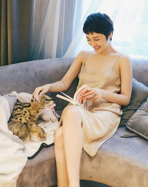 Sao nữ Việt khoe dáng trong váy lụa mong manh