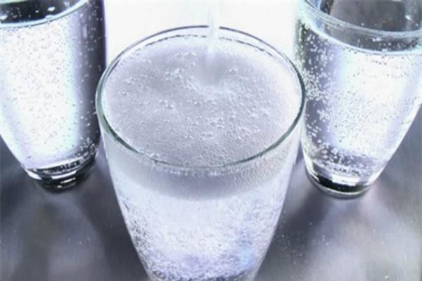 Cách làm đẹp với nước khoáng có gas