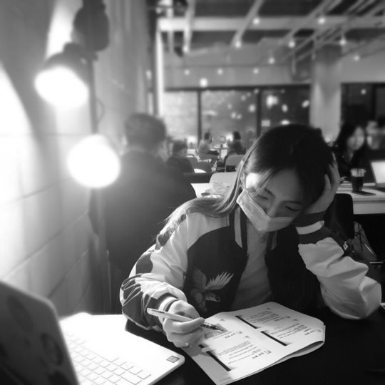 Shin Ae bị K-net chê bai khi đi cafe học hành lúc dịch