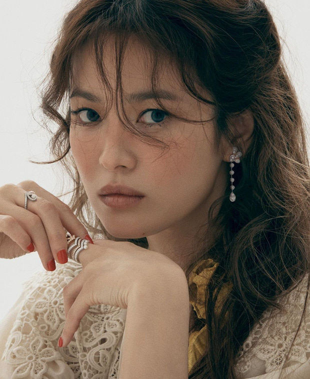 Song Hye Kyo khiến fan nghi có tình mới với loạt ẩn ý đáng ngờ