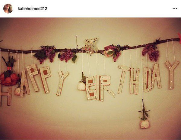 Suri Cruise tuổi 14: Xinh đẹp, thần thái dù 8 năm không có bố bên cạnh