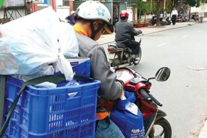 Tạm mất việc mùa dịch, chồng nhận thêm shipper: xấu hổ hay đáng quý