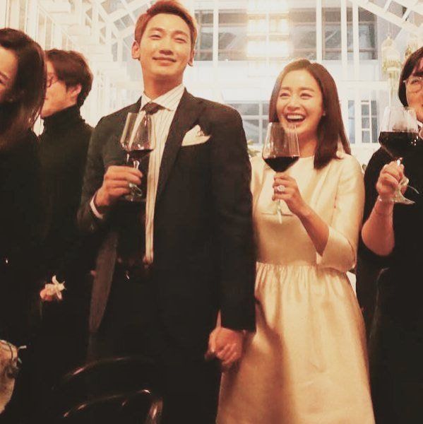 Loạt ảnh đời thường tình bể bình của vợ chồng Kim Tae Hee gây sốt