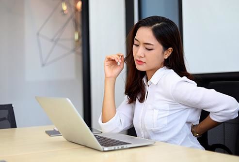 Thói quen vắt chéo chân, nhìn máy tính quá gần gây hại cho cột sống