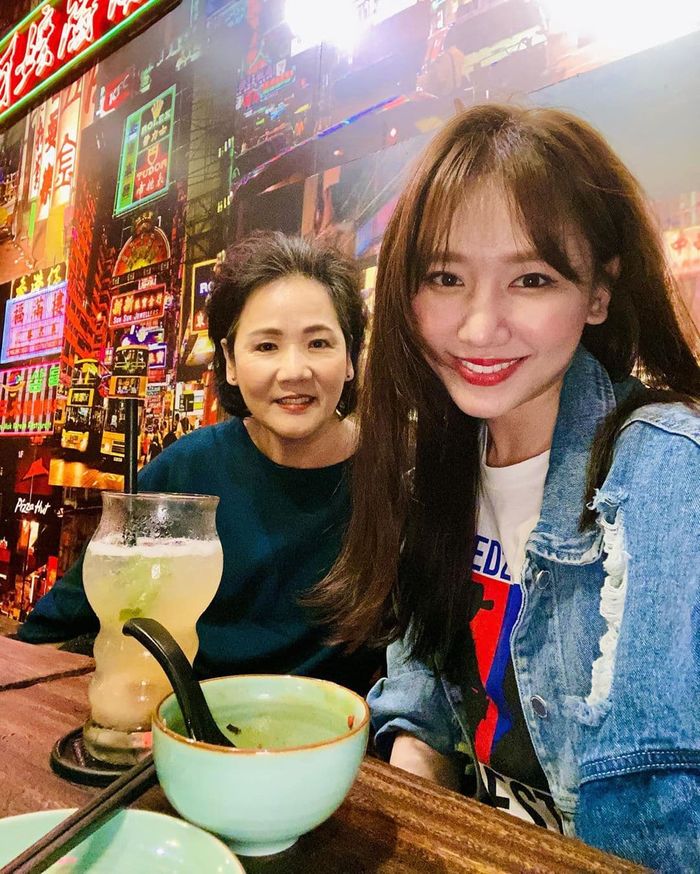 Hari Won vui vẻ bên mẹ ruột, Trấn Thành nhắng nhít hội ngộ Chi Pu