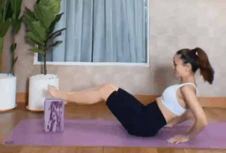 Học Yến Trang 3 bài tập giúp lưng thẳng, giảm mỡ bụng với 2 chai nước