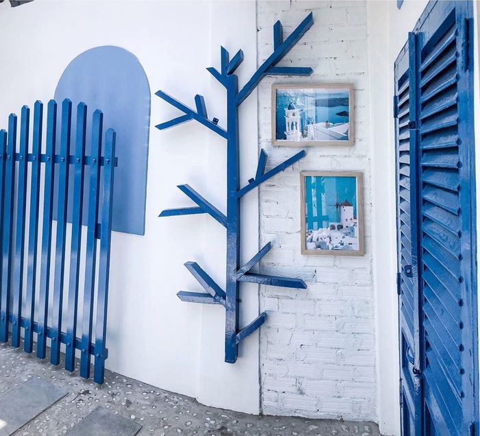 Hô biến ngôi nhà 17m² thành nhà 2 tầng mang phong cách Santorini