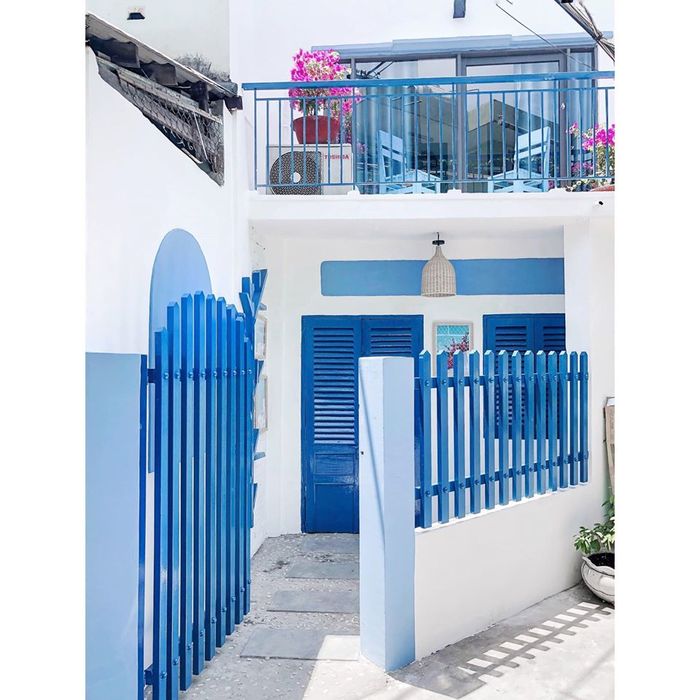 Hô biến ngôi nhà 17m² thành nhà 2 tầng mang phong cách Santorini