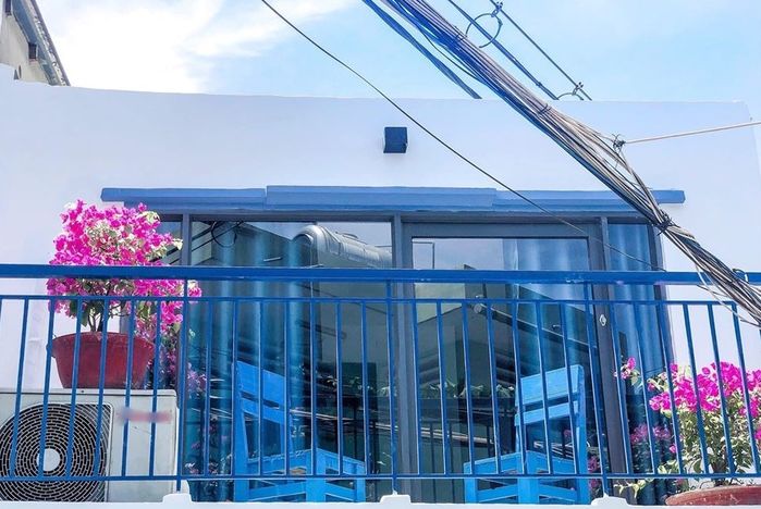 Hô biến ngôi nhà 17m² thành nhà 2 tầng mang phong cách Santorini