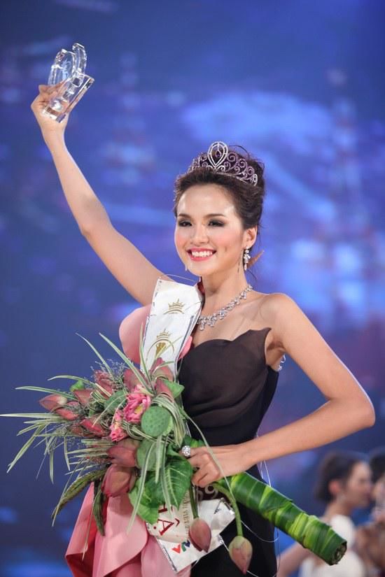 Hoa hậu dính thị phi dao kéo: Phạm Hương được nhắc đến nhiều nhất