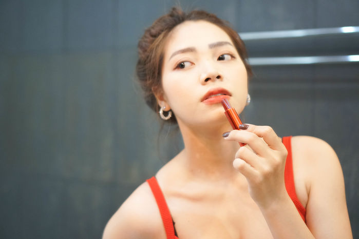 10 thay đổi phụ nữ trẻ hơn 10 tuổi: thay dáng chân mày, nhuộm tóc sáng