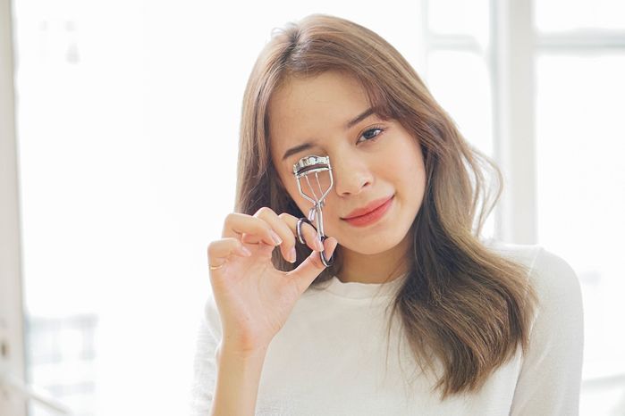 10 thay đổi phụ nữ trẻ hơn 10 tuổi: thay dáng chân mày, nhuộm tóc sáng