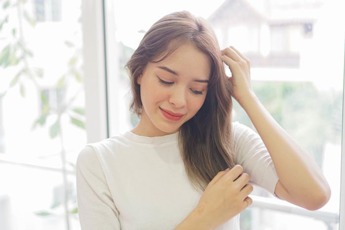 10 thay đổi phụ nữ trẻ hơn 10 tuổi: thay dáng chân mày, nhuộm tóc sáng