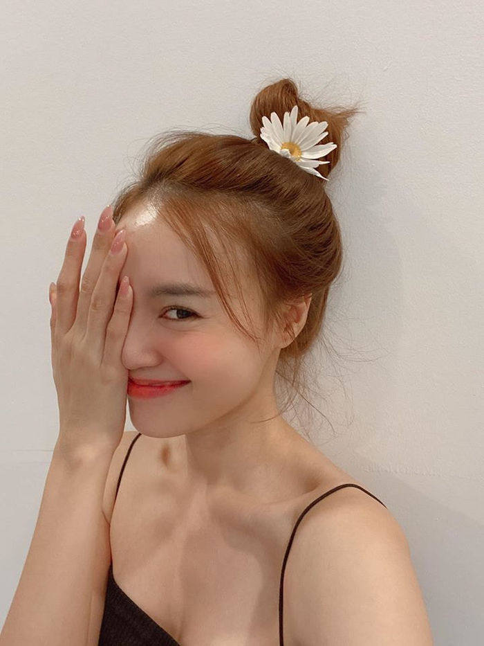 Ngọc Trinh diện bikini khoe dáng bốc lửa, Miu Lê hững hờ vòng 1