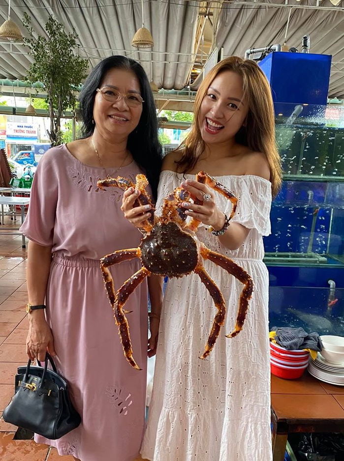 Trấn Thành - Hari Won khoe mặt phu thê, Thu Thảo lộ diện sau sinh