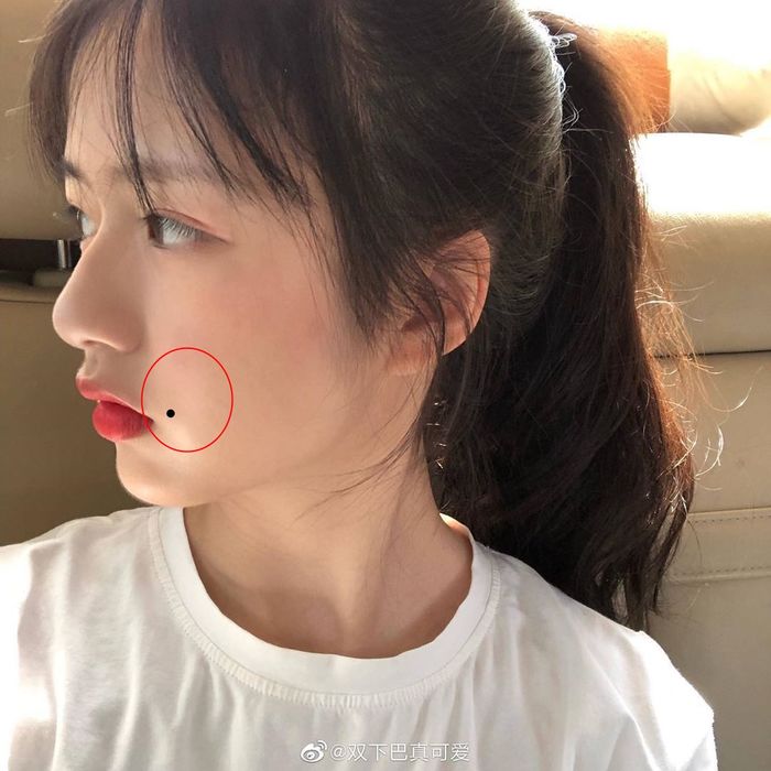 Phụ nữ có nốt ruồi ở cánh mũi, ngón tay… chồng con cũng được thơm lây