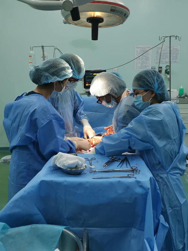 Giải cứu thành công em bé bị dây rốn quấn 6 vòng quanh cơ thể