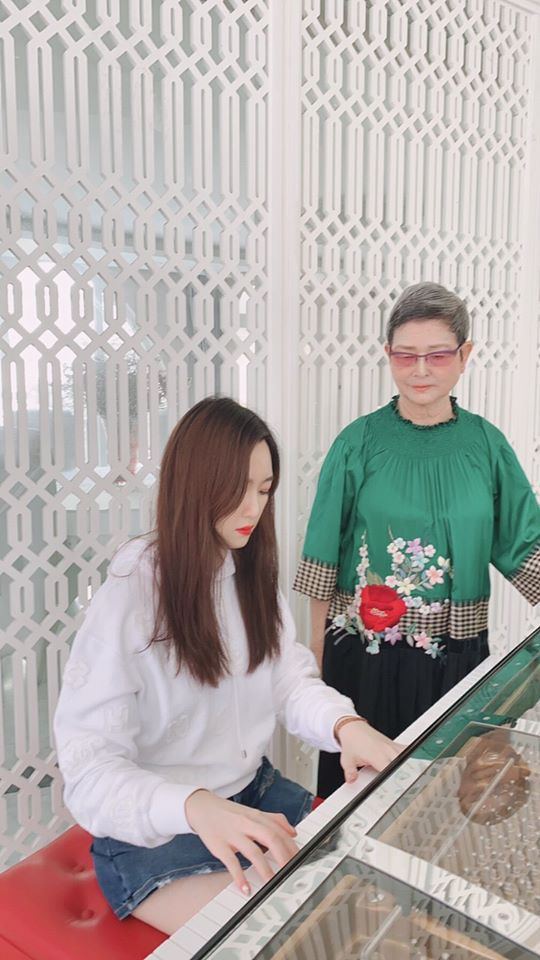Ảnh chụp 3 thế hệ nhà HH Giáng My khiến CDM phát sốt: Đẹp cực phẩm