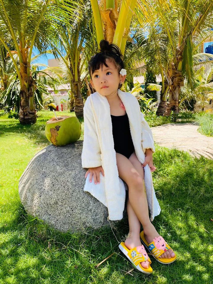 Anh em rich kid Tiên Nguyễn khoe nhan sắc cực phẩm, Elly Trần gợi cảm
