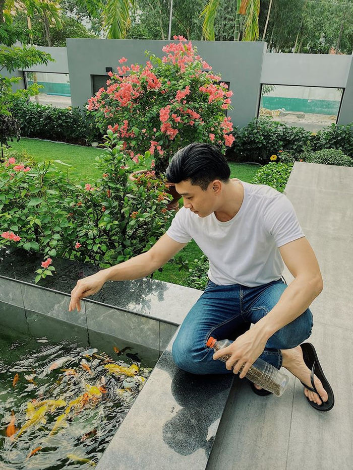Anh em rich kid Tiên Nguyễn khoe nhan sắc cực phẩm, Elly Trần gợi cảm