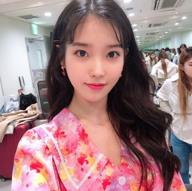 Selfie mà vẫn đẹp đến tầm như tiên tử, Kpop không có ai đọ lại IU